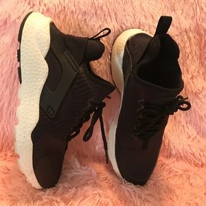 Nike Women's Air Huarache Run Ultra Se Running